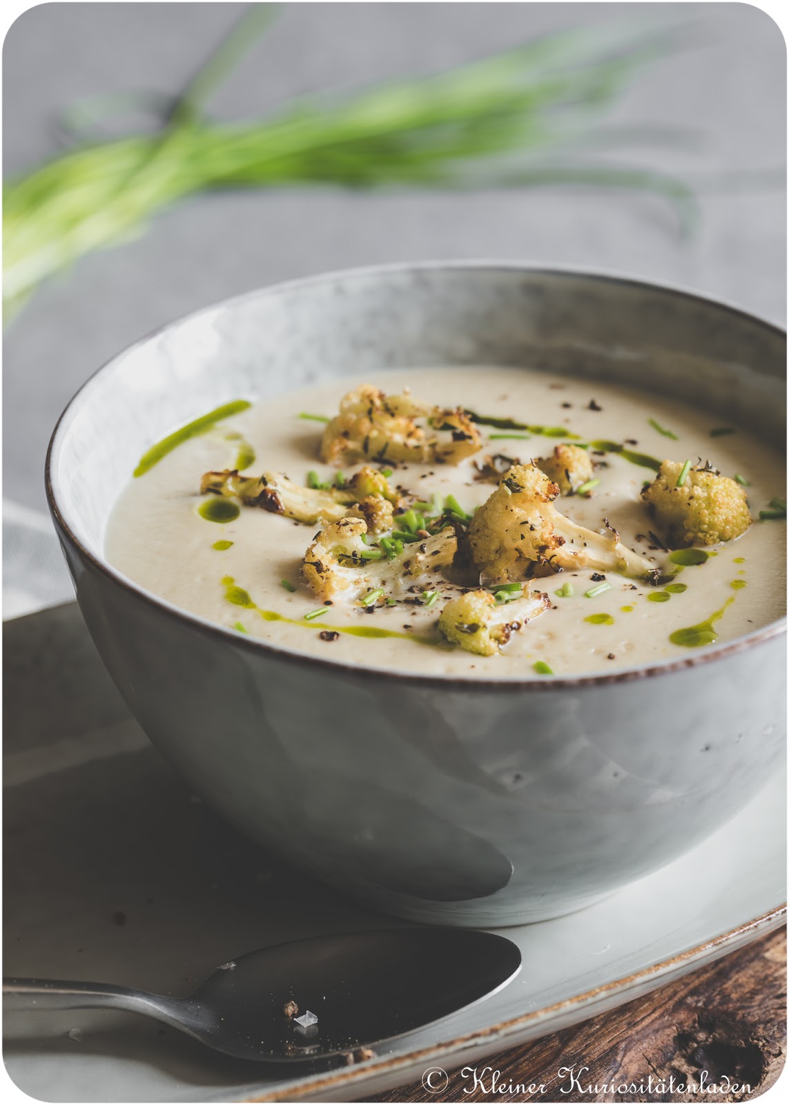 Blumenkohlsuppe mit gerösteten Blumenkohlcroûtons und Bärlauchöl