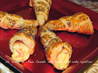 cannoli di pasta sfoglia con salmone ed erba cipollina