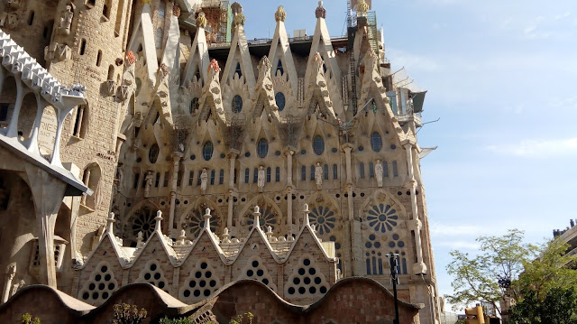 la Sagrada Familia Barcelone Espagne détail La nef côté façade de la Passion.
