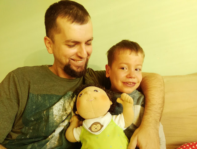 chłopiec tata lalka