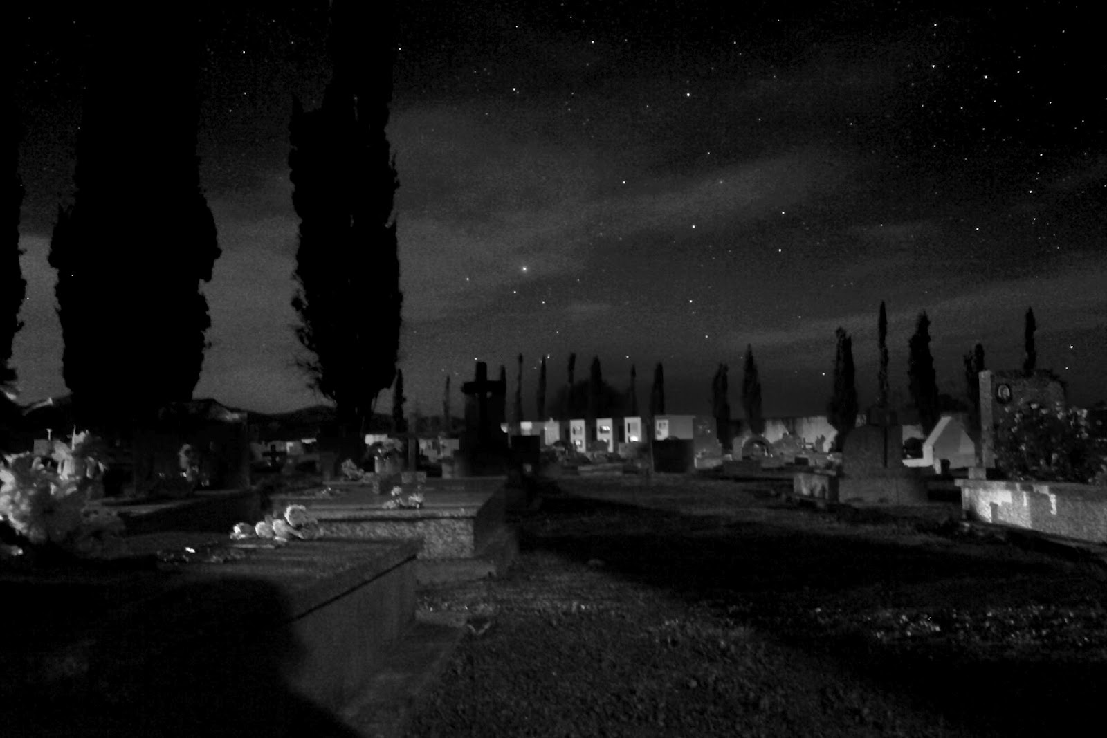 Кладбище ночь истории. Кладбище ночью. Кладбище ночью туман. Туманная ночь на кладбище. Зимнее кладбище ночью.
