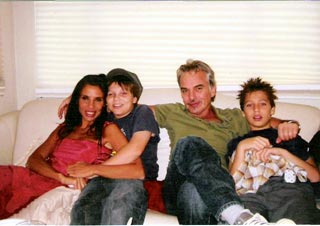 Con Pietra Dawn Cherniak y sus hijos. 