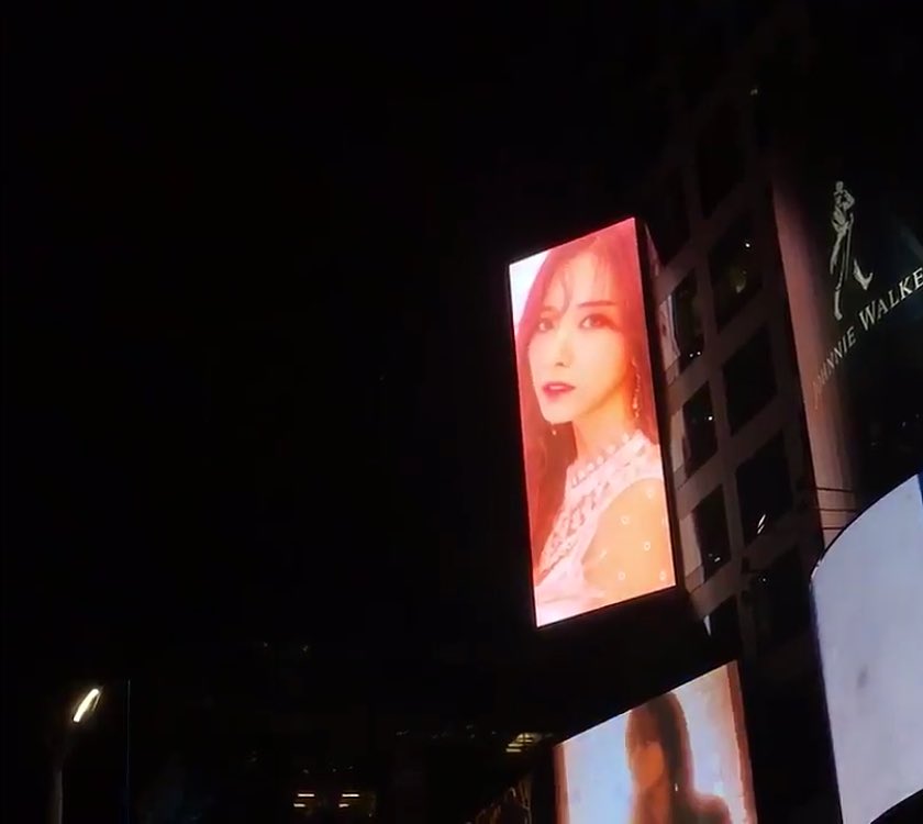 팬들이 걸어준 우주소녀 뉴욕 타임스퀘어 | 인스티즈