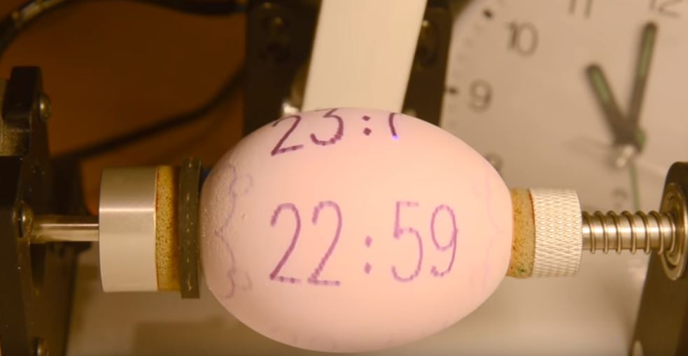 EL RELOJ HUEVO ROTATORIO QUE DA LA HORA CON LÁSER Y PINTURA