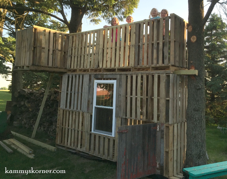 Kammy's Korner Pallet Treehouse {Creative But Blogless Friends}