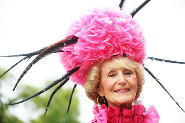 Песня английской леди. Шляпки английских леди. Бабушка в шляпке фото. Несуразные шляпы фото.