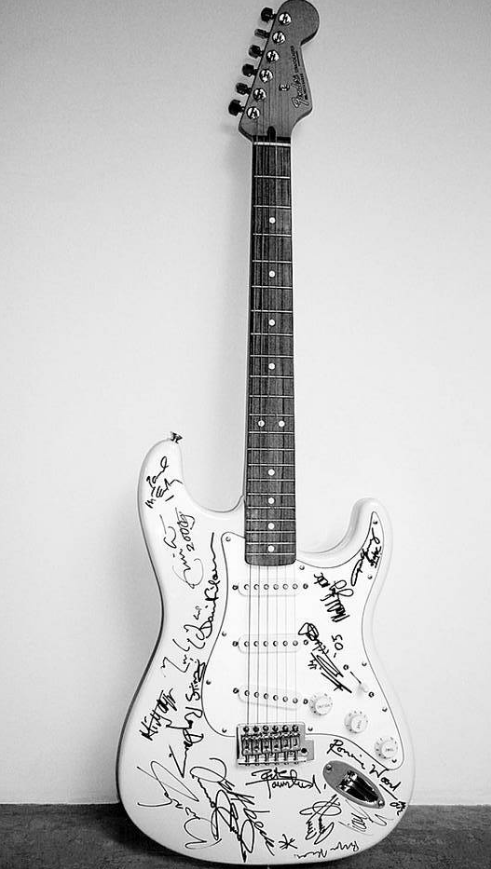 gitar termahal di dunia Reach Out To Asia Fender Stratocaster