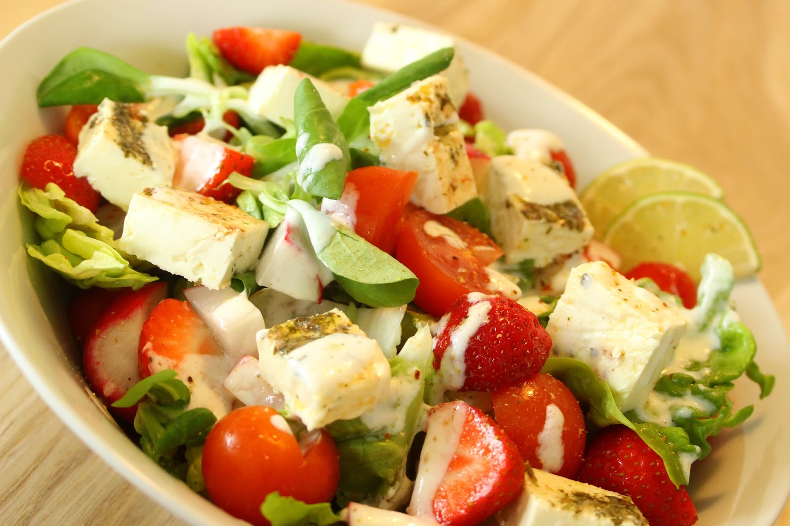 Salat mit Grillkäse und Limetten-Joghurt-Dressing
