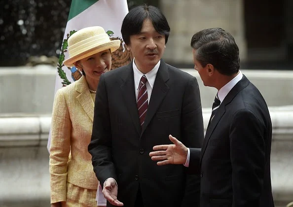 Japan's Prince Akishino (C) and Princess Kiko (L) listen to Mexican President Enrique Pena Nieto (R) during a welcoming ceremony at the National Palace, in Mexico City