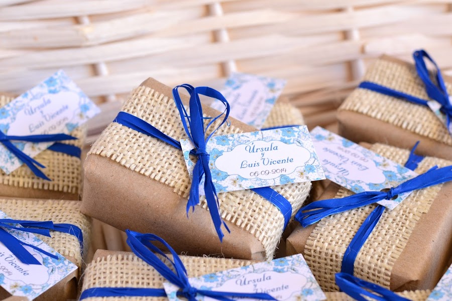 detalles de boda jabones decorados en colores naturales y azul klein