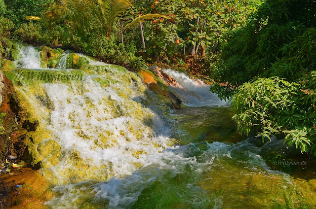 Air terjun kecil di pemandian air panas Mengeruda Pemandian Air Panas Mengeruda, Soa - Ngada