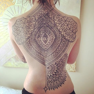 Vemos un tatuaje de mandala en una chica, el tatuaje es delicado y un tatuaje femenino