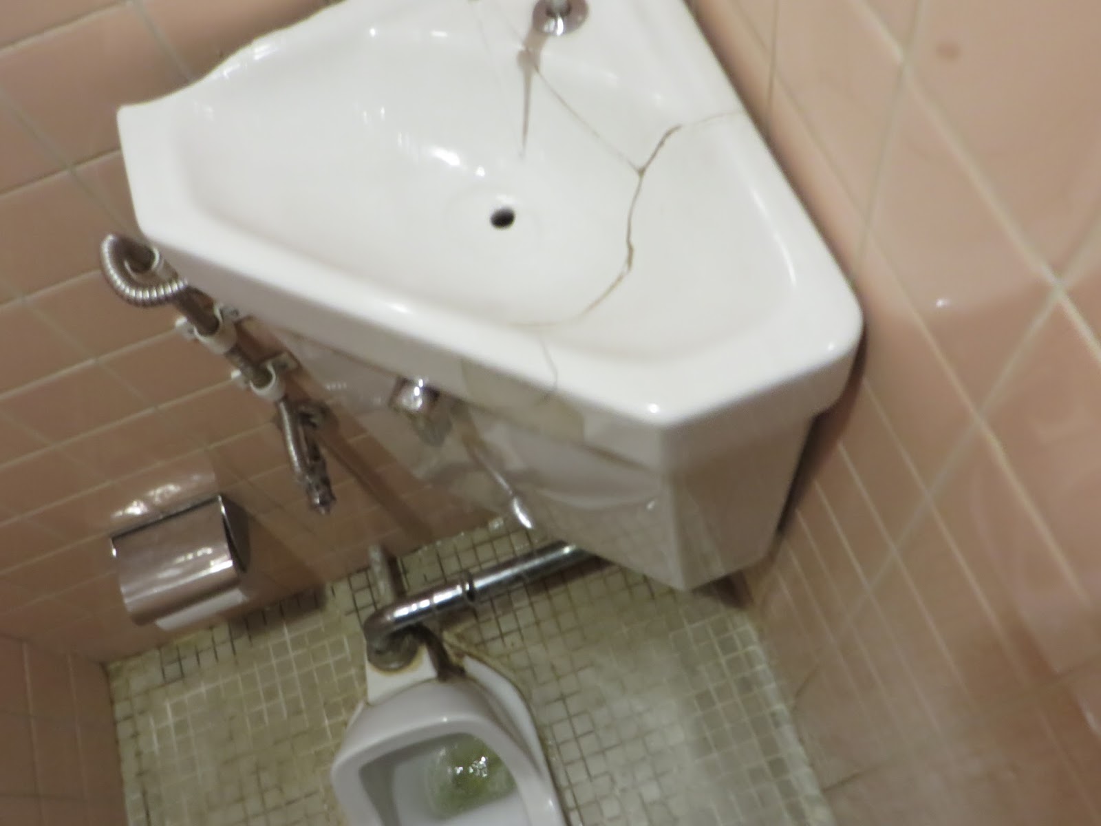 「水プロ」の”目利きが吠える”！ 角付きロータンク蓋が破損（破壊）・・・女子トイレなのに・・・どうして？