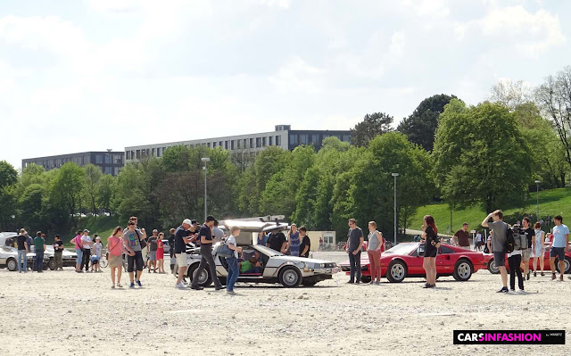 DeLorean DMC 12 Club unter der Bavaria auf dem Oldtimer Treffen, Besucher scharen sich um das Auto