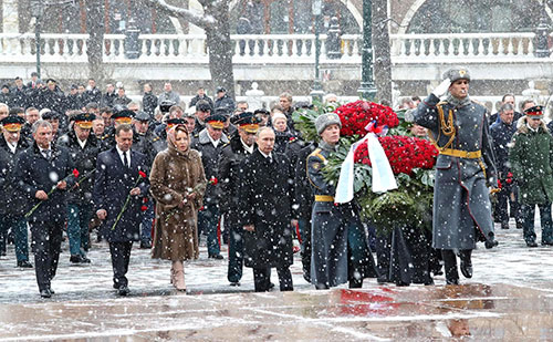 In the morning in Moscow, the Russian president puts a wreath at the Tomb of the Unknown Soldier in the Alexander Garden