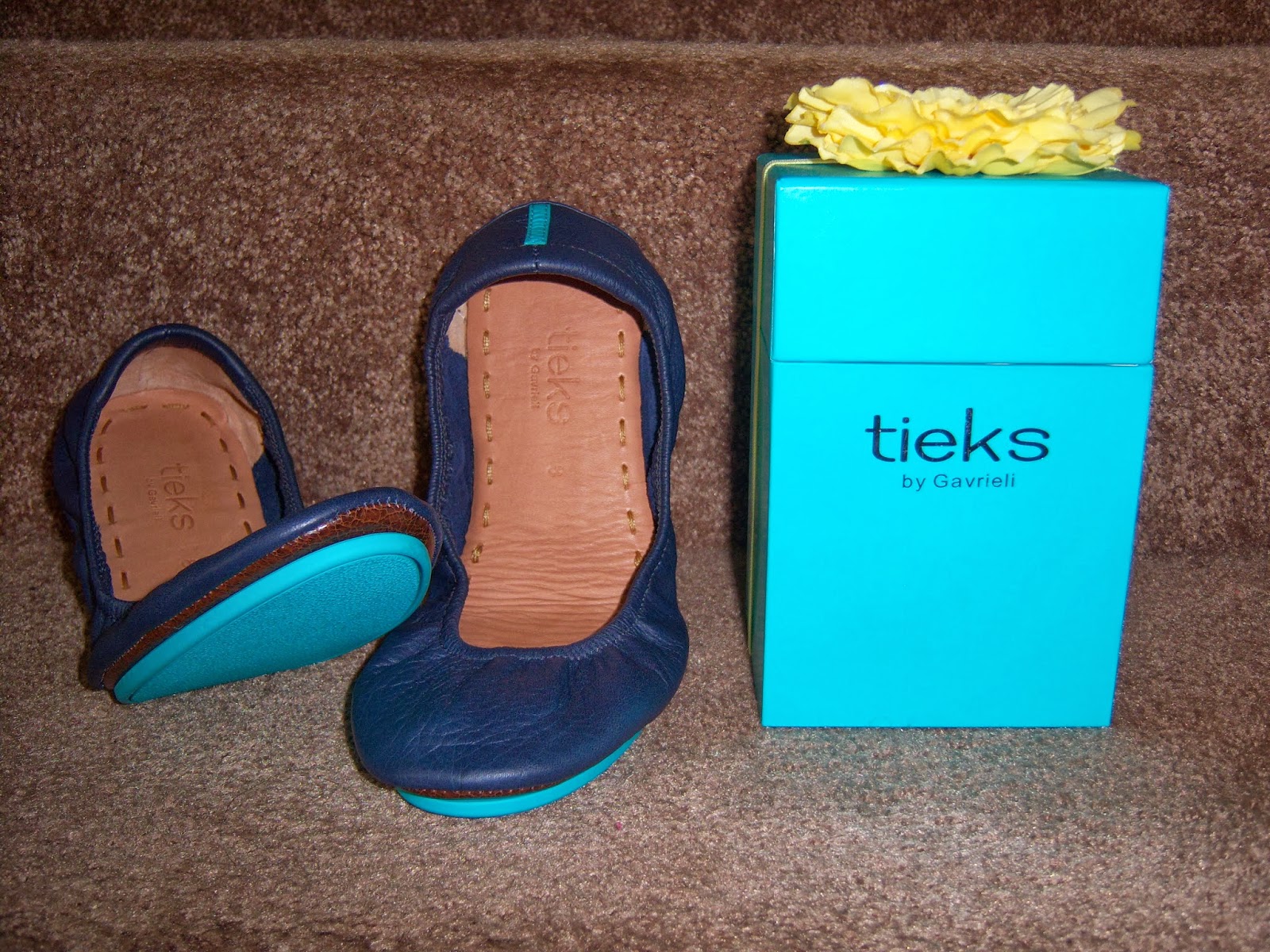 what retail stores sell crocs