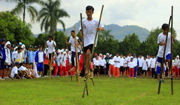 Lomba Balap Egrang