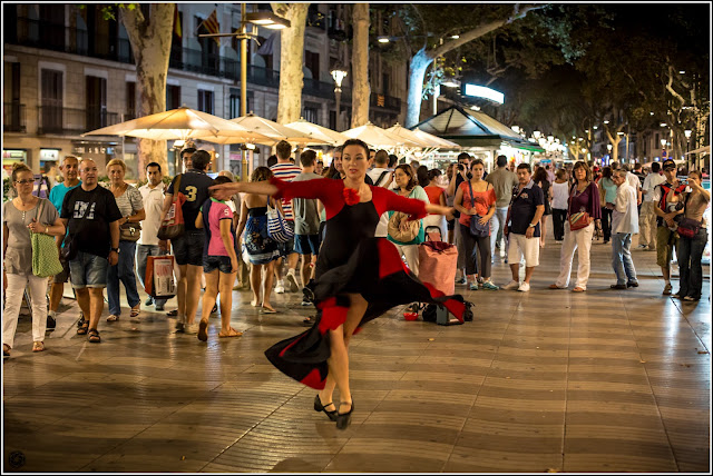 Ella danza sola: Mujer danzando en las Ramblas, Barcelona.