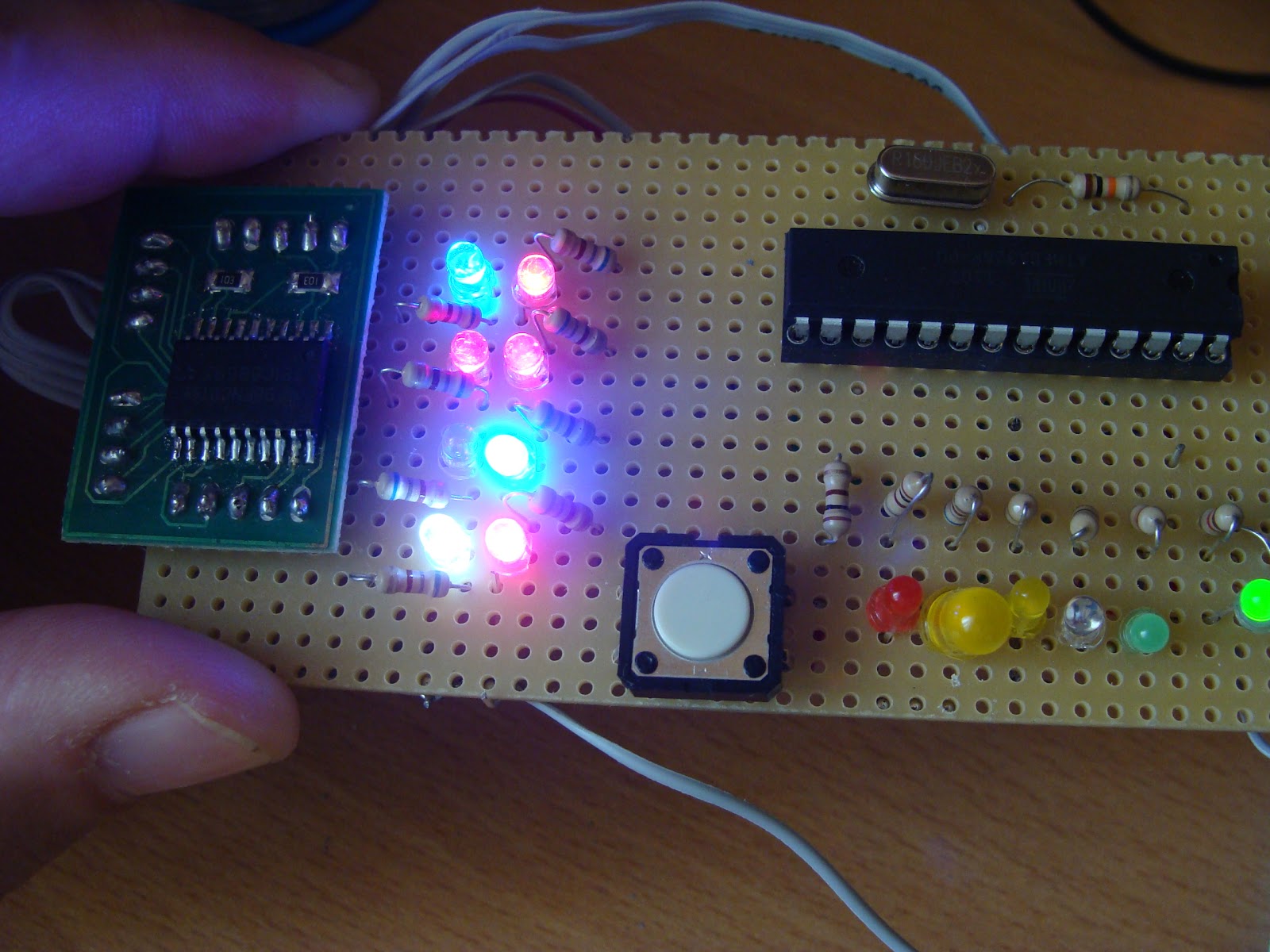 Controlarea a 8 LED-uri folosind 3 pini de la microcontroler cu Arduino