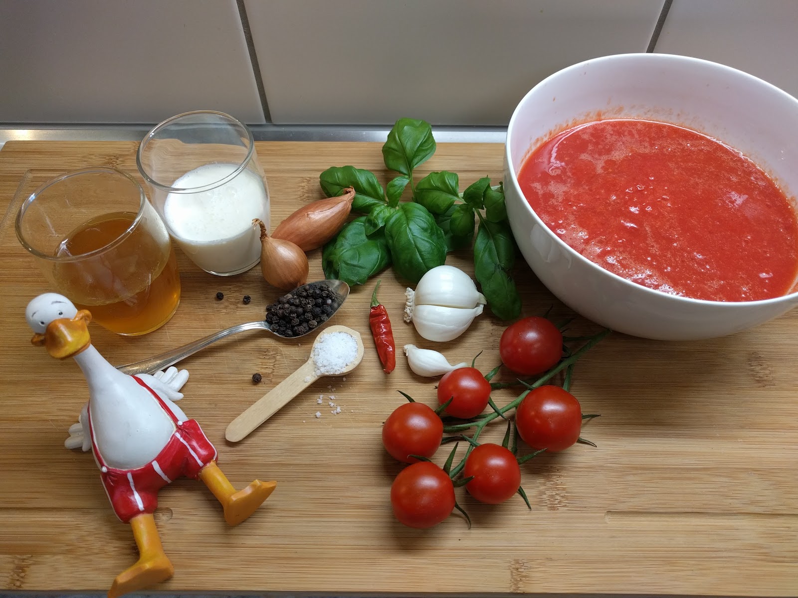 - Tomaten Süppchen mit Basilikumschaum
