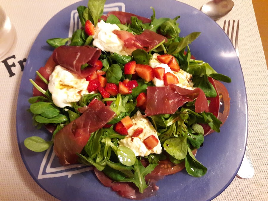 Ensalada de burrata y bresaola con dados de fresa