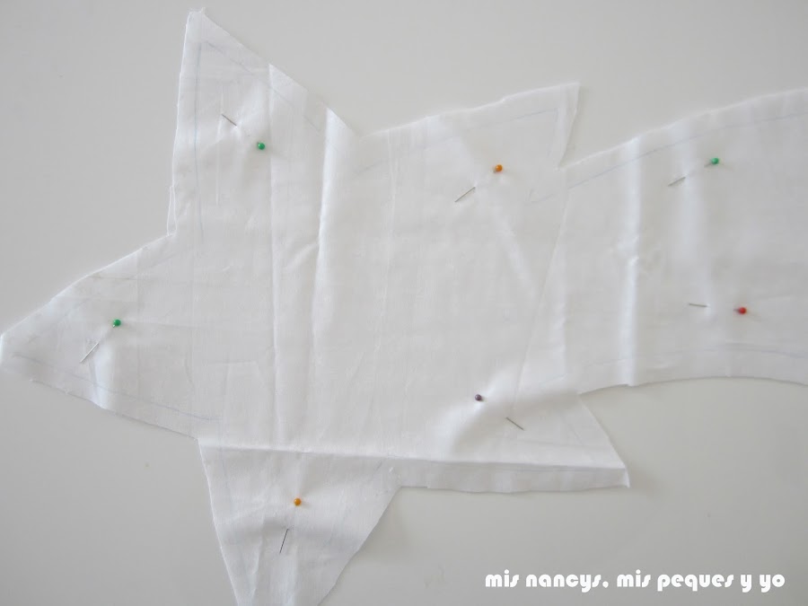 mis nancys, mis peques y yo, tutorial DIY cojín con forma de estrella de Navidad, quitar patrón