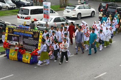 Kontingen SMK Luar Bandar No.1 Sibu semasa perarakan Maulidur Rasul Peringkat Sibu Sarawak