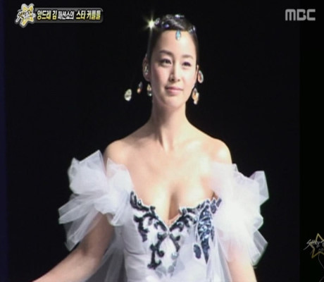 Những lần mỹ nhân ngoan hiền của Kbiz bất ngờ lộ vòng một nóng bỏng - Ảnh 5 Nhung lan my nhan ngoan hien cua Kbiz bat ngo lo vong mot nong bong - Anh 5