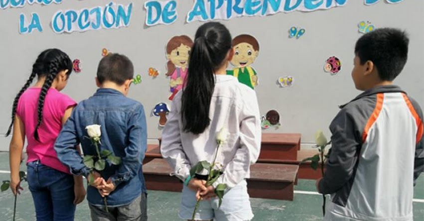 COLEGIO TRILCE: Con rosas blancas en las manos, estudiantes reanudan clases tras tragedia COLEGIO TRILCE: Con rosas blancas en las manos, estudiantes reanudan clases tras tragedia