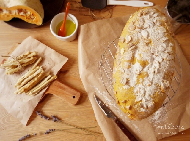 Pan de calabaza y palitos de queso a las finas hierbas