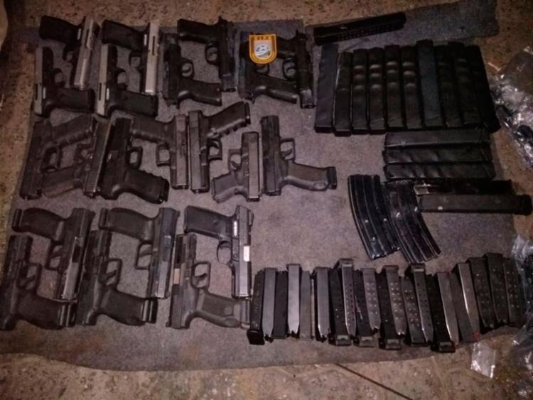 Homem é preso com 21 pistolas escondidas em tanque de carro na Bahia