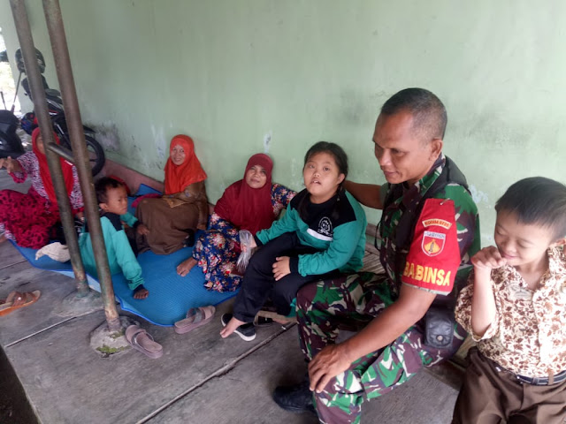 Begini Suasana Keakraban Babinsa Kroyo Dengan ABK SLB N Sragen