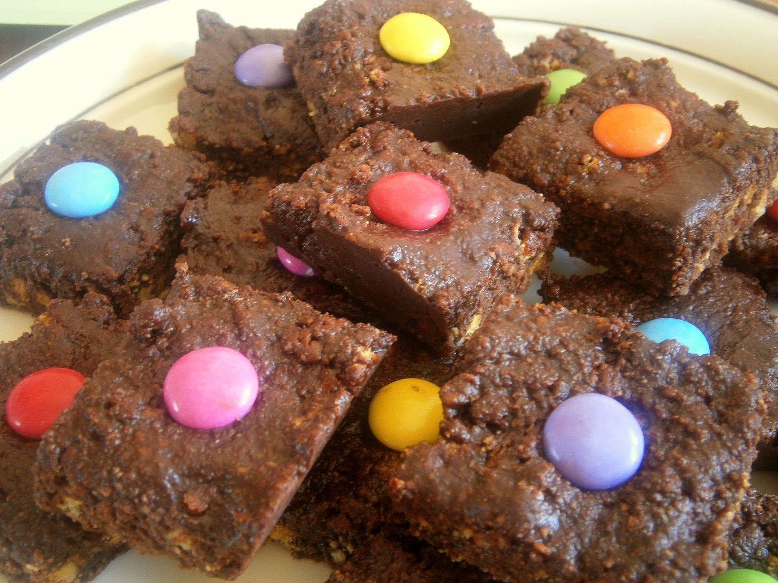 Eat Rainbow Love: Chocolate smartie squares