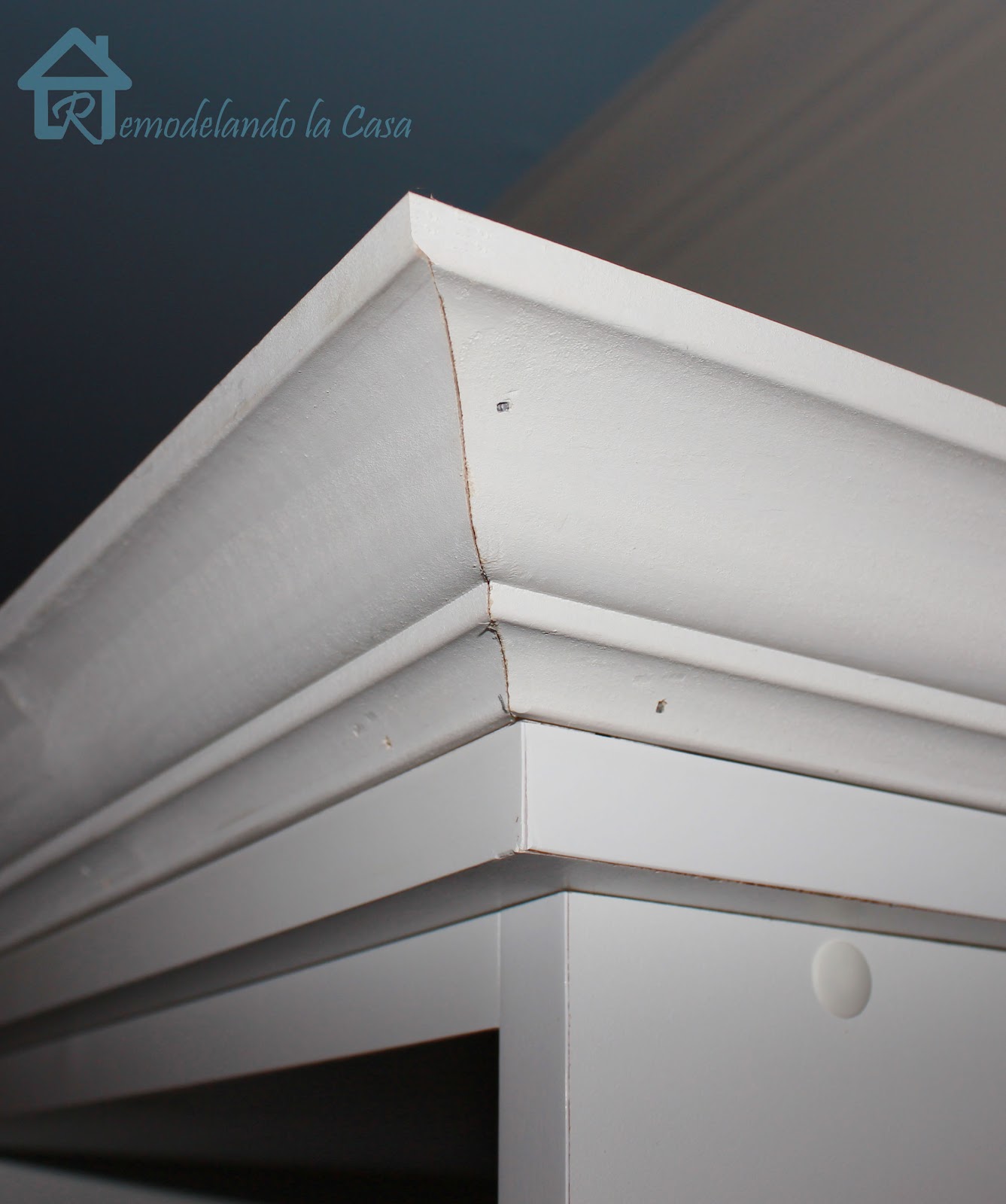 Adding Crown Molding To The Top Of Bookcases Remodelando La Casa Crown Molding On Bookcase