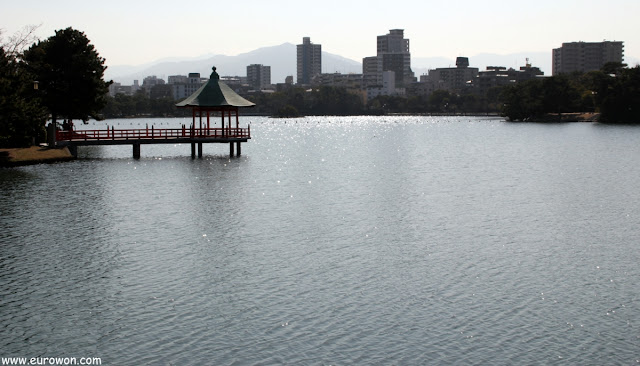 Pabellón en el lago del Parque Ohori de Fukuoka