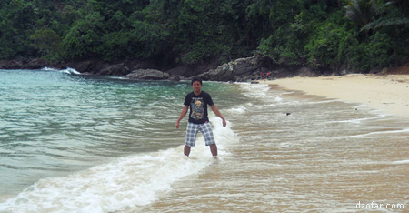 Mainan ombak di pantai karanggongso trenggalek