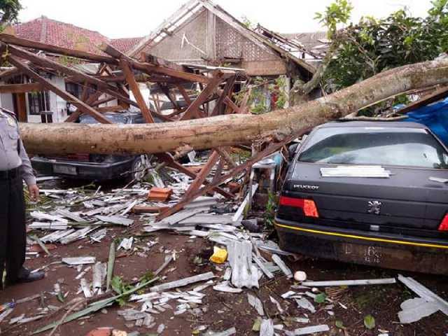 Pangandaran berduka, Angin puting beliung merobohkan ratusan rumah dan pohon.