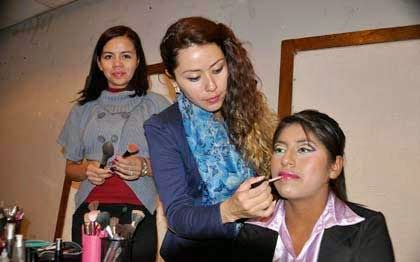 Estilistas se capacitan para realizar maquillajes novedosos en carnavales