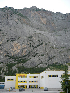 Die Ostabstürze des Monte Casale - erstaunlich, dass ein Klettersteig da durch führt