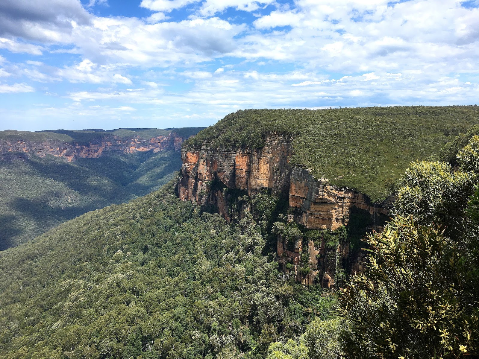 Hiking solo the Grand Canyon in Australia's Blue Mountains has been one of the greatest adventures. With breathtaking views and endless stairs, come and find out more!