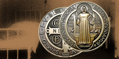 imagem da medalha milagrosa de São Bento
