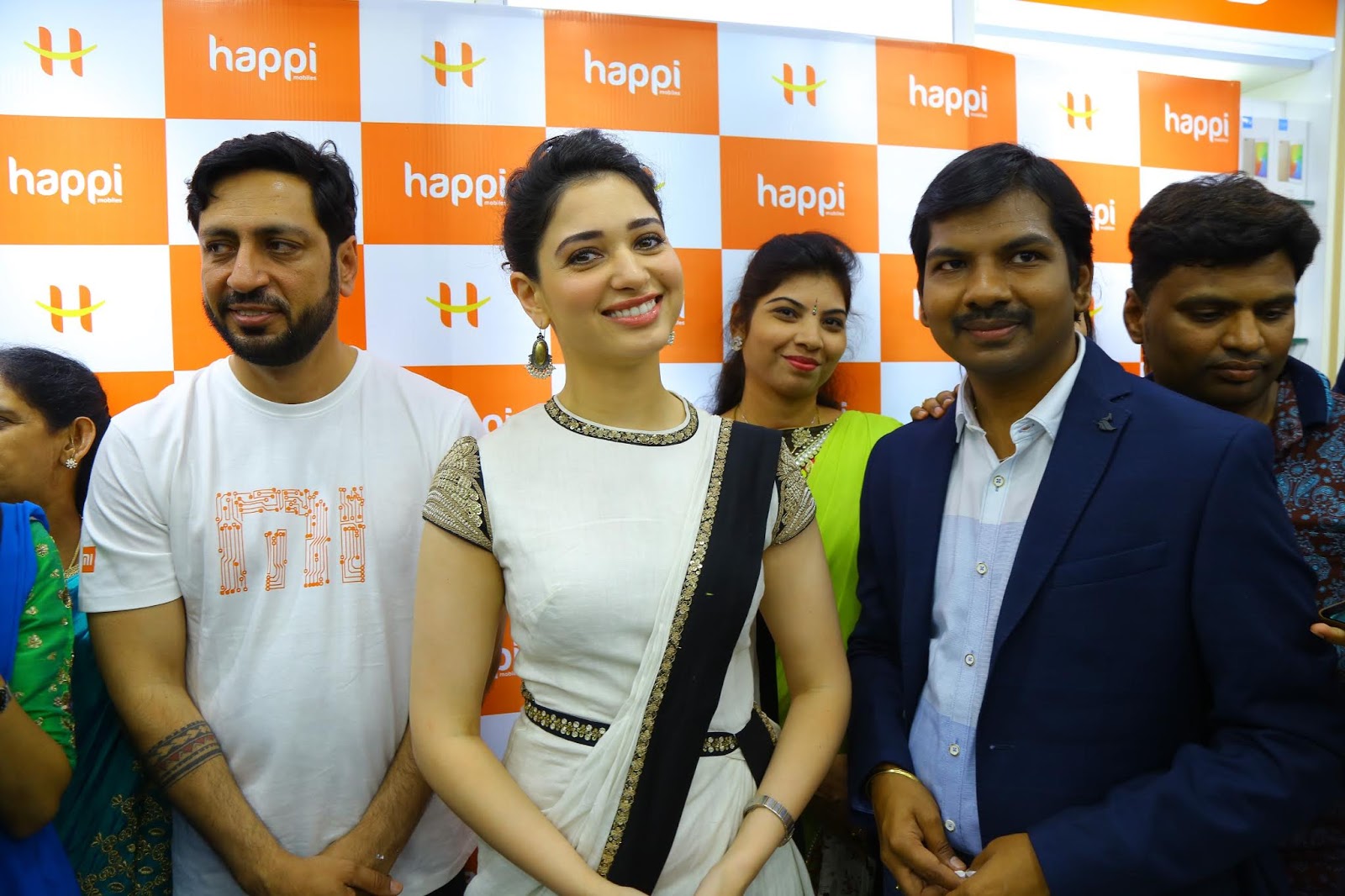Tamannaah Bhatia launches Happi Mobiles store
