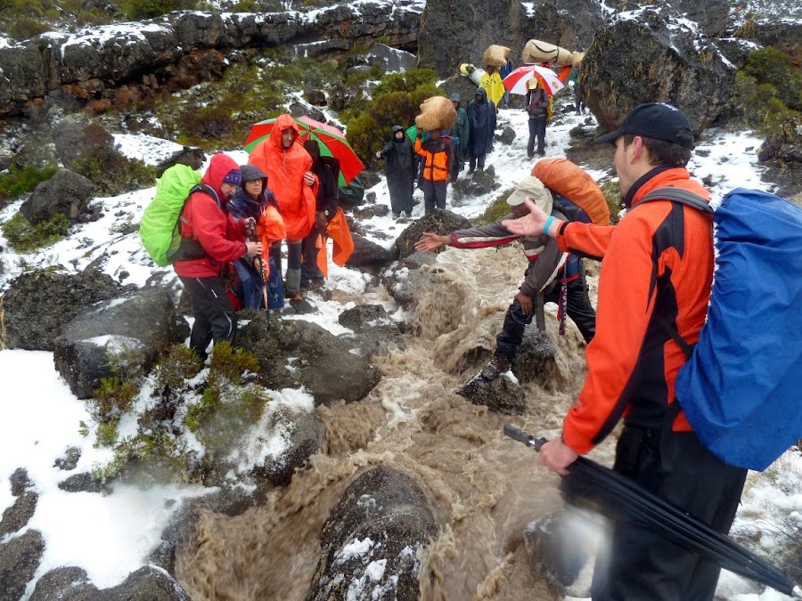 Cruzando-rió-camino-a-Karanga