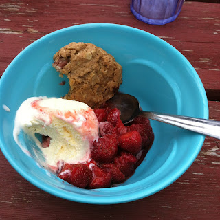 Macerated Strawberries with vanilla ice-cream and an oatmeal cookie - FoyUpdate.blogspot.com
