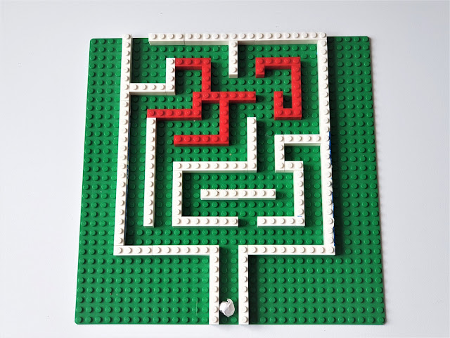 kreatywne zabawy z klockami Lego, budowa labiryntu z klocków lego