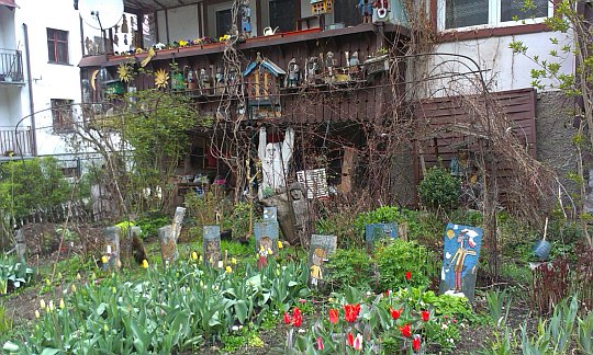 „Wesoły ogródek” przed jednym z domów w Międzygórzu.