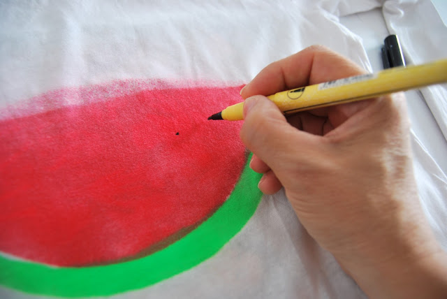Camiseta básica personalizada con pintura en spray. DIY