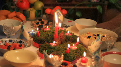 Празничната трапеза включва обреден хляб, наречен "Боговица", "Богова пита", "Божичник", "вечерник", "светец" или "харман".