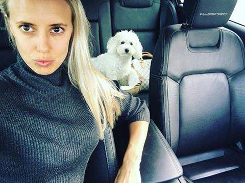 Foto Selfie Pria dan Wanita Dengan Anjing Mana Yang Terbaik ? Foto Selfie Pria dan Wanita Dengan Anjing Mana Yang Terbaik ?
