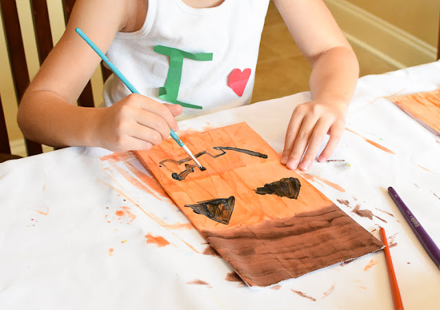 Paper Bag Pumpkins- easy and fun Halloween decor that kids can make.  Leave them plain as a craft for fall, or add a jack-o-lantern face as a Halloween activity.  Fun for preschool, kindergarten, or elementary.